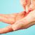 Jak dbać o dłonie i stopy? Domowe zabiegi na dłonie i stopy